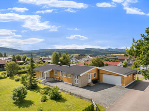 Velholdt og innholdsrik familiebolig i barnevennlig og solrikt boligområde - 3 garasjeplasser - Flotte uteområder