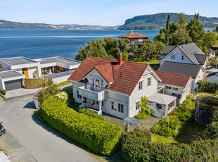 Velholdt, pen enebolig med vakkert, usjenert uterom | Bergvarme | Garasje | Vinterhage | Ca. 60 kvm solrik terrasse