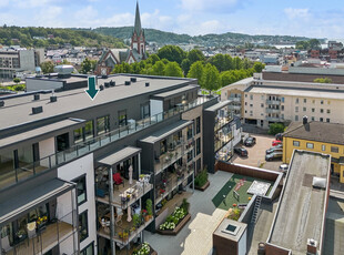 Vesentlig påkostet toppleilighet på tuppen av sentrum, ubebodd & nytt! Vestvendt terrasse - Garasje & heis - IN-ordning!