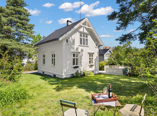 Villa Nyborg | Vakker, sjelfull sveitservilla fra 1916 med flott beliggenhet rett ved Nordre Skøyen Hovedgård