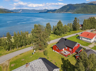 VIS MAN 19/8 KL 17.00-17.45 - Enebolig med fantastisk beliggenhet, utsikt over Saltdalsfjorden. Dobbelgarasje.