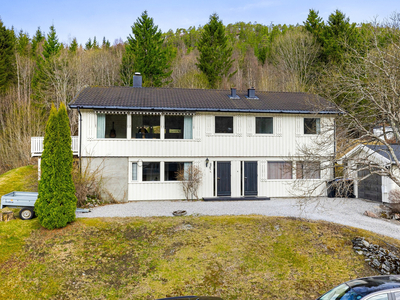 Enebolig med godkjent utleiedel beliggende i et veletablert og barnevennlig boligområde. Garasje. Gode solforhold.