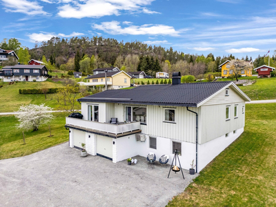 Enebolig med integrert garasje, solrik beliggenhet med flott utsikt på Ajersida - Lunde