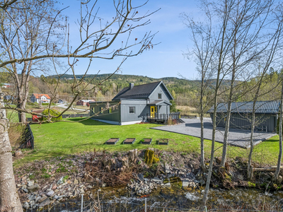 Enebolig på stor tomt i landlige omgivelser | 2 doble garasjer | Solrike uteplasser | Gangavstand til Steinsfjorden