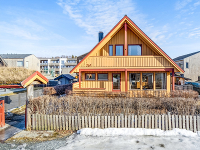 Familiebolig i meget barnevennlig og populært område | Garasjeplass | Solrik eiendom med flotte uteområder