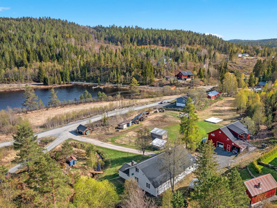 Idyllisk småbruk med enebolig, oppgradert låve, 230 mål tomt og over 500meter strandlinje!