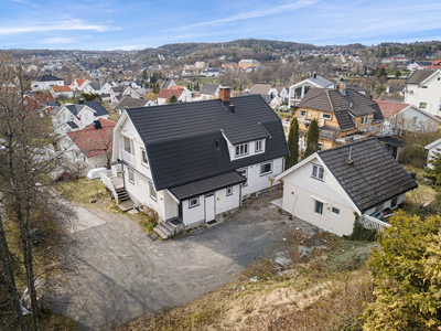 Innholdsrik enebolig (329 BRA) m/oppgraderingsbehov og stort potensial | Tilbaketrukket med flotte sol-/utsiktsforhold!