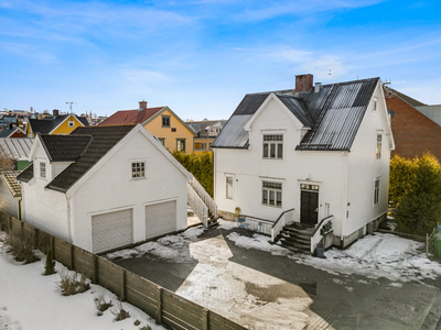 Innholdsrik og spennende eiendom i Levanger sentrum! Boligen inneholder blant annet 5 kjøkken og 4 bad.