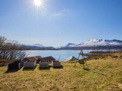 Koselig enebolig med idyllisk beliggenhet med fantastiske sol/- og utsiktsforhold | 3 sov.| Garasje | Flotte uteområder