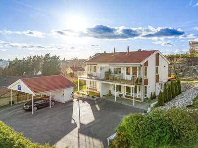 Meget pen halvpart av tomannsbolig. Høyt og fritt med utsikt. Solrikt. 3 soverom. Carport med bod. El.billader.