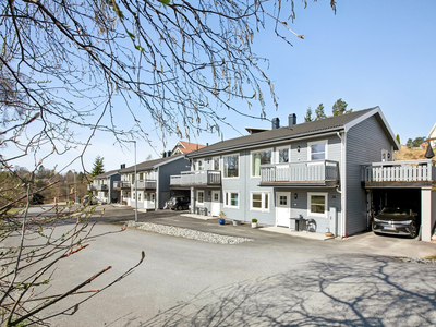 Nyere halvpart av vertikaldelt tomannsbolig, med god planløsning. Carport, balkong og terrasse.