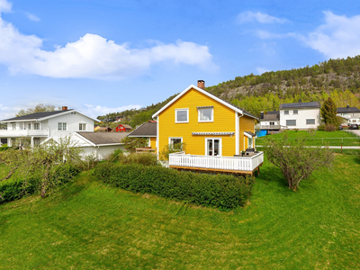 Pent beliggende enebolig i barnevennlige omgivelser på solrike Tveiten med utsikt til Heddalsvannet