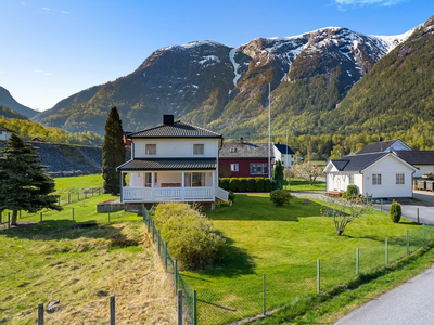 Sjarmerande eigedom med fantastisk utsikt, idyllisk hage og gode solforhald. Tilhøyrande uthus og naust inkl. båt.