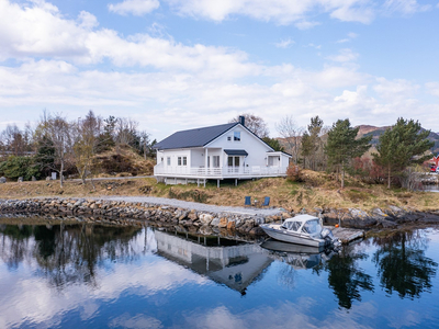 Sjelden mulighet | Nyere enebolig på egen holme | Moderne og god standard | Strandlinje og gode solforhold