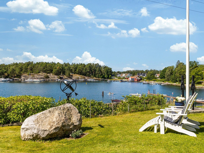 Solrikt beliggende bolig med fantastisk utsikt - Kun 30 meter til sjø og bademulighet, samt 2 båtplasser på egen brygge