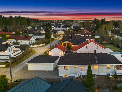 Stor og moderne enebolig med 2 godkjente hybelleiligheter | Dobbelgarasje | Familievennlig | Terrasse