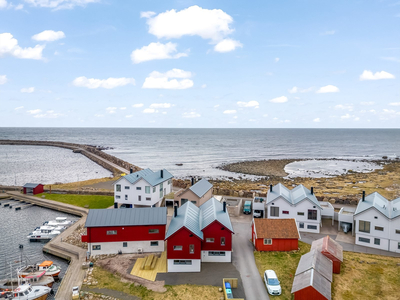 Tiltalende bolig med solrik beliggenhet, utsikt og båtplass.