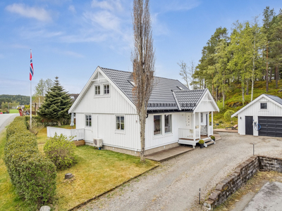 TILTALENDE OG MEGET VELHOLDT ENEBOLIG SOM GRENSER MOT FRIOMRÅDE | Utsikt - Solrikt - Takterrasse med jacuzzi - Garasje