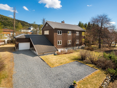 Unik bolig med herskapelig preg og stor eiertomt. Gangavstand til alle fasiliteter på Orkanger og Evjen.