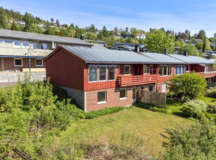 Enderekkehus med selveid tomt i Heggelia. 3 soverom. Carport. Grenser til friområde. Moderniseringsbehov.