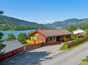 Familievennlig enebolig med hybel og flott beliggenhet | Gode sol- og utsiktsforhold | Dbl. carport