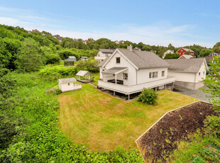 FIN FAMILIEBOLIG MED ROLIG BELIGGENHET. Loftstue. Vaskerom. Garasje. Tomt på ca. 1 mål med stor veranda og pen hage.