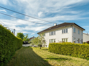 Flott familiebolig med stor hage - egen inngang til underetasje - mulighet for utleie - 3 bad - sol hele dagen