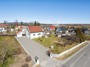 Flott familiebolig på stor tomt! Sentralt på Smeby. Innholdsrik med bla. 4 soverom, 3 stuer, 2 bad, garasje og carport