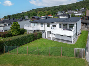 Flott halvpart av tomannsbolig med carport i barnevennlig område | Gode solforhold | Kort veg til barnehage og skole |