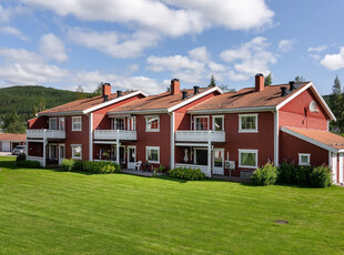 Gjennomført og koselig selveierleil. i 2 etg. Velholdt. Sentralt men skjermet. Flott utsikt til Trysilfjellet. Carport.