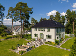 Herskapelig praktvilla med nydelig parkanlegg, lysthus og stort uthus/garasje