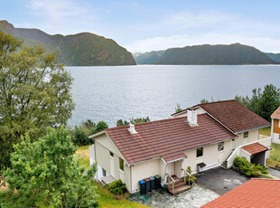 Innhaldsrik einebustad med Sognefjorden som 