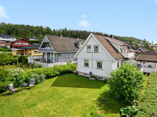 Innholdsrik enebolig med barnevennlig beliggenhet|2 stuer|3 soverom|Garasje|Terrasse og hage med gode solforhold!