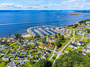 Innholdsrik enebolig med leilighet, få meter fra sjøen på idylliske Fuglevik. Sjøutsikt fra 2. etg. Stor og solrik tomt.