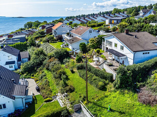 Innholdsrik enebolig med vid sjøutsikt og vakker hage. Oppgradert i senere år, inn- og utvendig. Få meter til badestrand