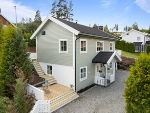 Innholdsrik og skjermet enebolig med flott utsikt! - Tre soverom - Stor terrasse - Carport - God planløsning