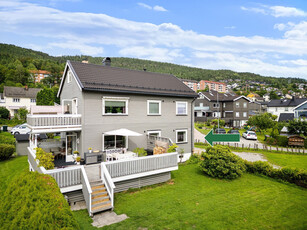 Innholdsrik og tiltalende halvpart av tomannsbolig. Godt med lysinnslipp og lydisolert. Romslig og solrik vinkelterrasse