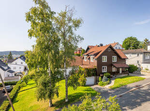 Innholdsrik og velholdt hel tomannsbolig fra 1914 med attraktiv beliggenhet, solrik tomt og garasje.