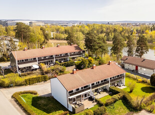 Innholdsrikt enderekkehus nær sjøen - Idyllisk og solrik hage - 4 soverom - Garasje - Meget barnevennlig