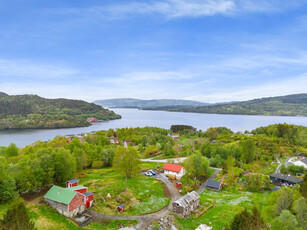 Landlig idyll på Osterøy! Tidligere småbruk med ny kårbolig fra 2023. Gammelt våningshus og driftsbygning.