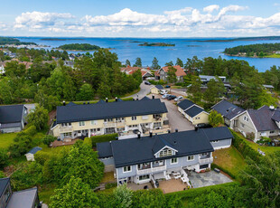 Lekkert og innholdsrikt rekkehus med solrikt og rolig beliggenhet nær sjøen. 3 soverom, garasje og utsikt.