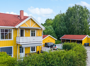 Lettstelt og pen 4-roms leilighet med nytt bad fra 2023. Carport. Sentrumsnær og fin beliggenhet.