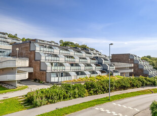 Meget stor 2-roms med fleksibel planløsning. Solrik terrasse og egen garasjeplass. Sentralt, rett ved buss og matbutikk.