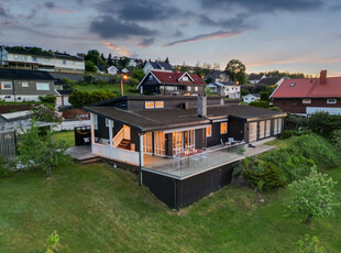 Moderne og innholdsrik enebolig med utsikt over Mjøsa. Sentral og solrik beliggenhet. Pergola. Garasje.