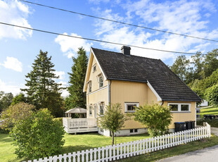 Mysen - Koselig enebolig med garasje og solrik tomt i veletablert boligområde. Kort vei til sentrum. VISNING 19/8 kl 17!