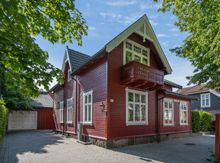 Nydelig enebolig fra 1908 i jugendstil. Lettstelt og meget forseggjort uteområde med terrasser, gårdsplass og garasje.