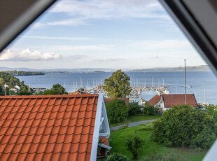 Nyoppusset toppleilighet i klassisk stil m/ nydelig fjordutsikt og umiddelbar nærhet til Vollen. Solrikt. Garasje.