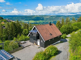 Oppusset og påkostet enebolig m/hybel | Attraktiv beliggenhet og nydelig utsikt|| Carport | Usjenert og rolig