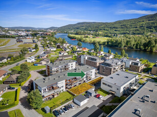 Pen 2-roms toppleilighet beliggende like ved elva. Vannbåren gulvvarme. Balkong. Heis. Garasjeplass. Ingen fellesgjeld.