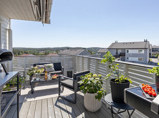 Pen og velholdt 3-roms leilighet i meget barnevennlig område. Med carport, stor balkong, gode solforhold og fin utsikt.